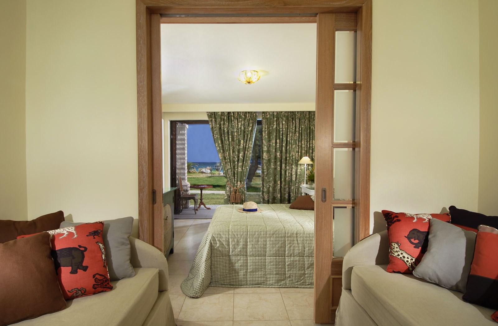 7_rithymna_beach_classic_family_room_seafront_1